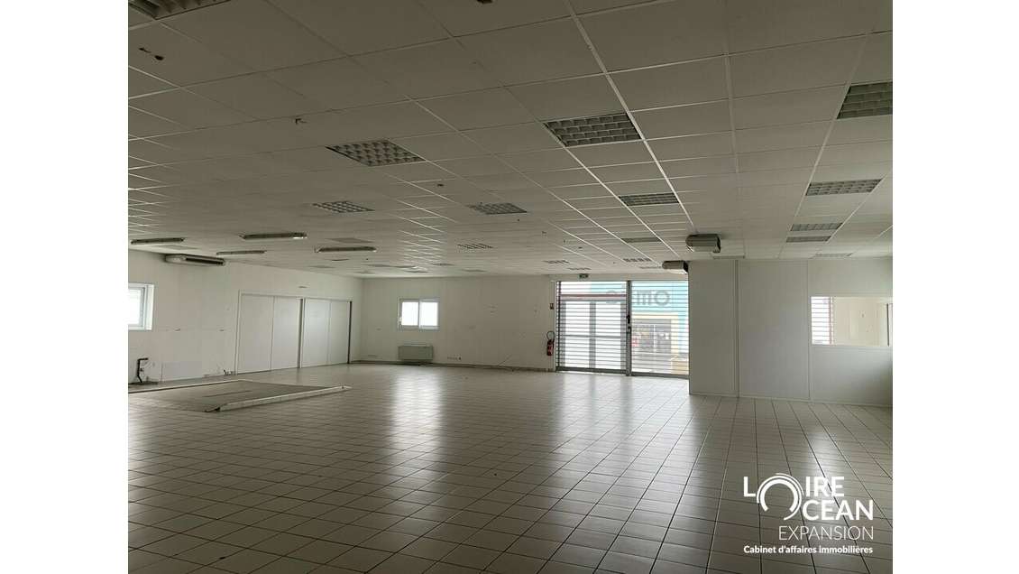 VALLET - LOCAL COMMERCIAL à vendre