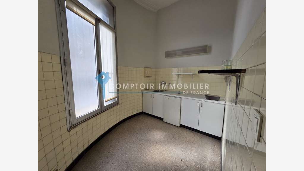 Local professionnel 107m² centre ville Vauvert