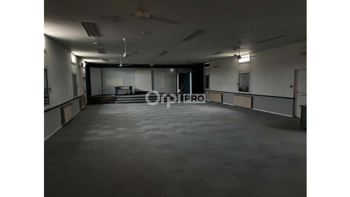 Local commercial de 300m² à vendre à Vedène