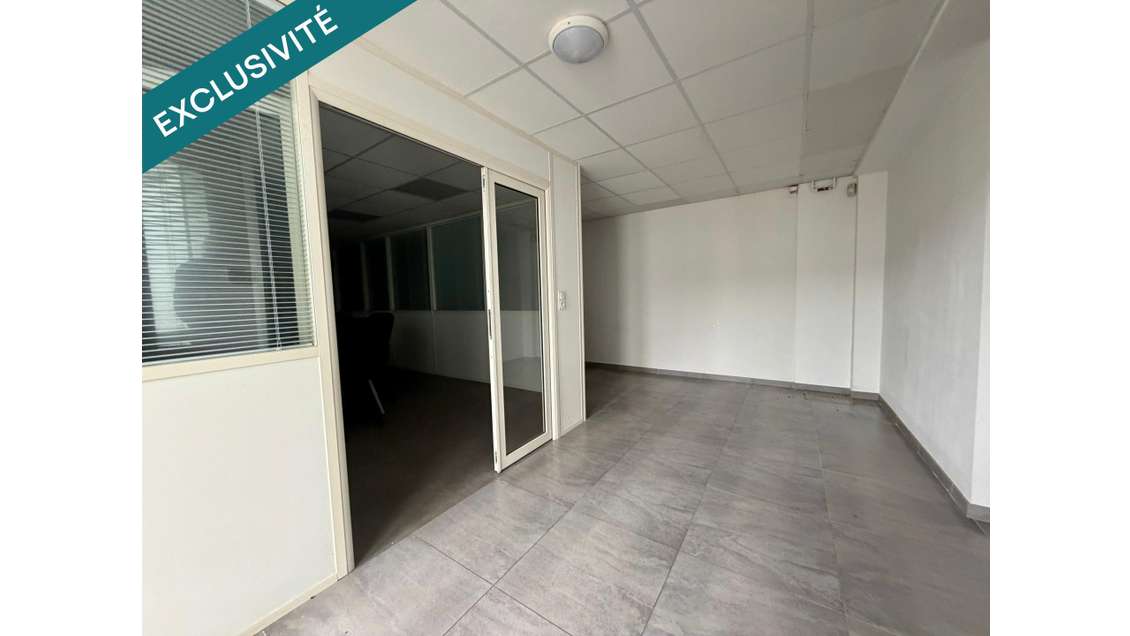Stationnement facile devant le bâtiment