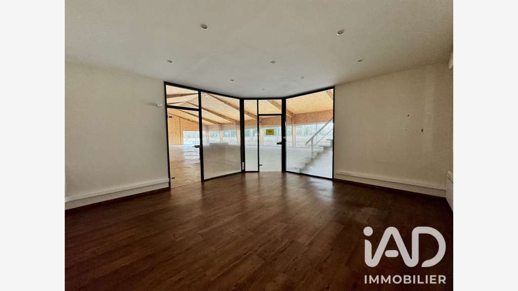 Vente local commercial 600m² proche de Vernantes