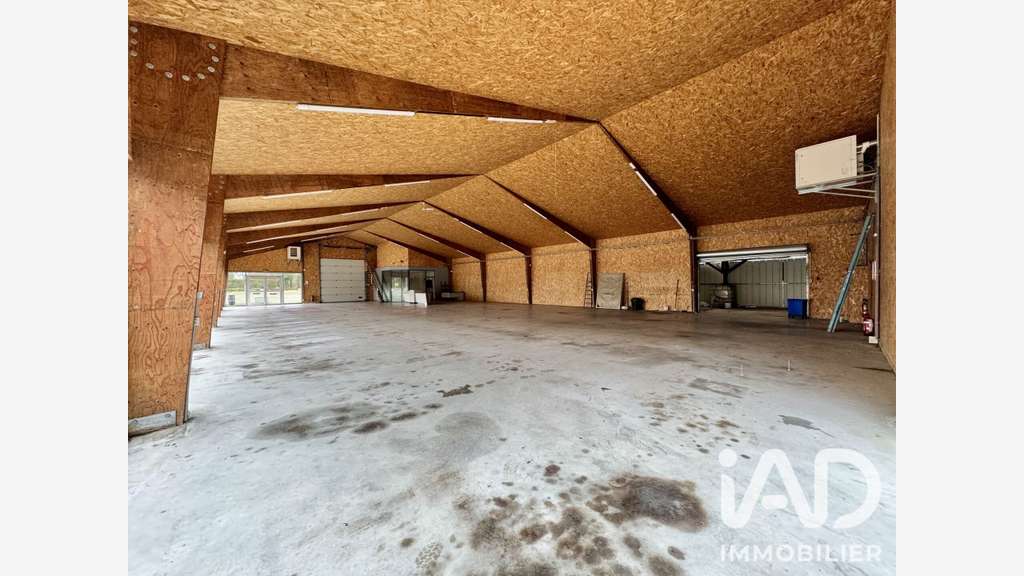 Vente local commercial 600m² proche de Vernantes
