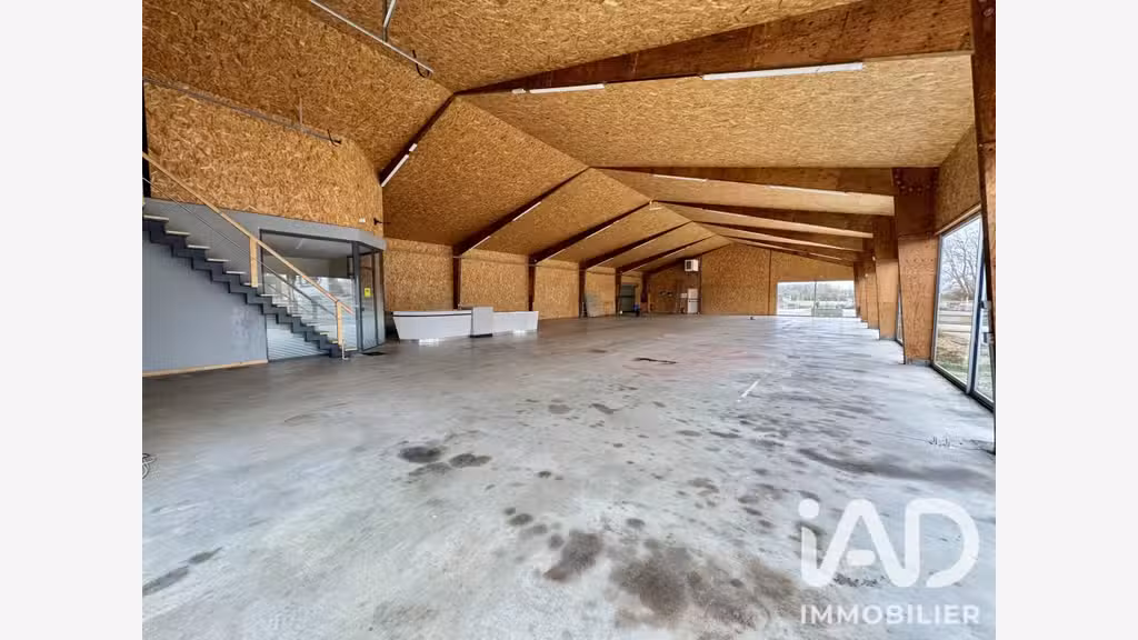 Vente local commercial 600m² proche de Vernantes