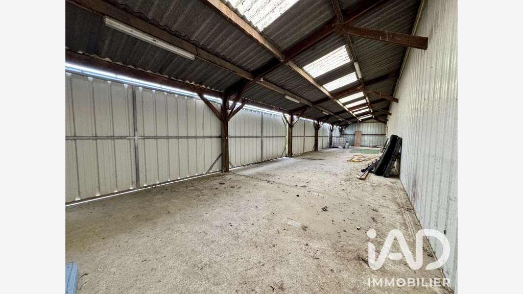 Vente local commercial 600m² proche de Vernantes