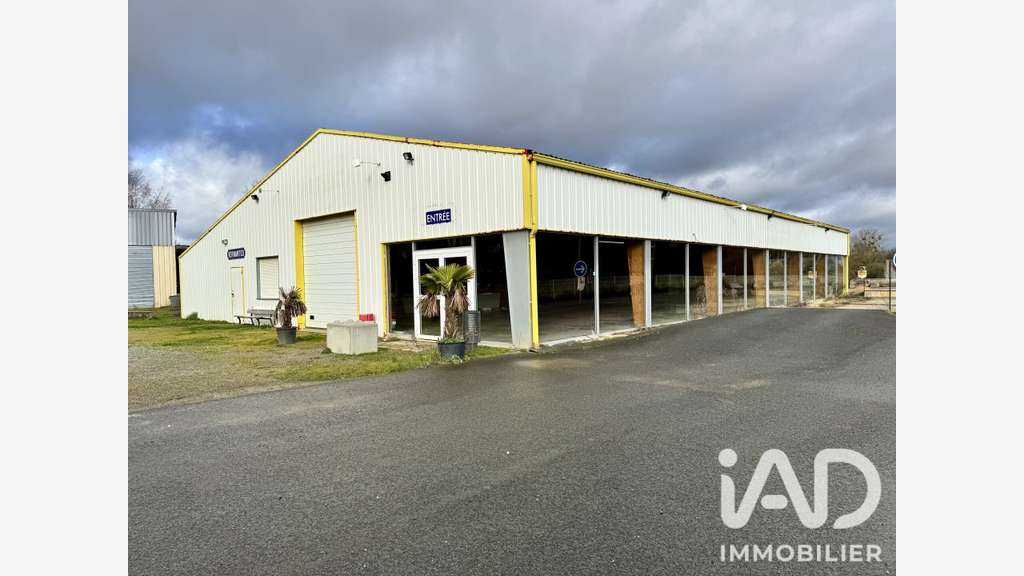 Vente local commercial 600m² proche de Vernantes