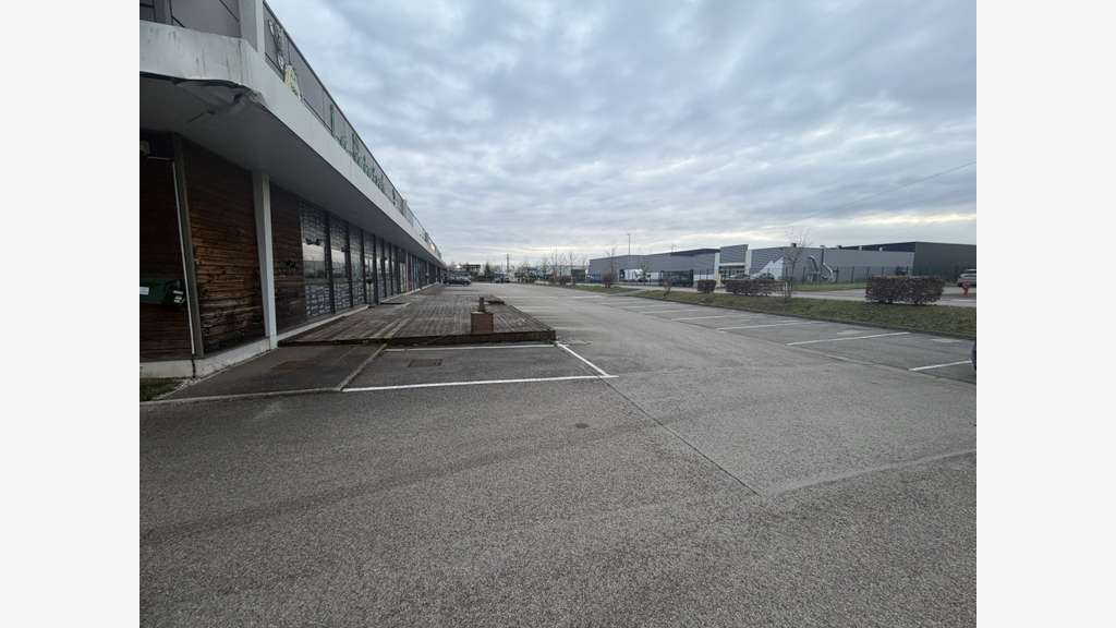 Vente bâtiments commerciaux divisible + parkings