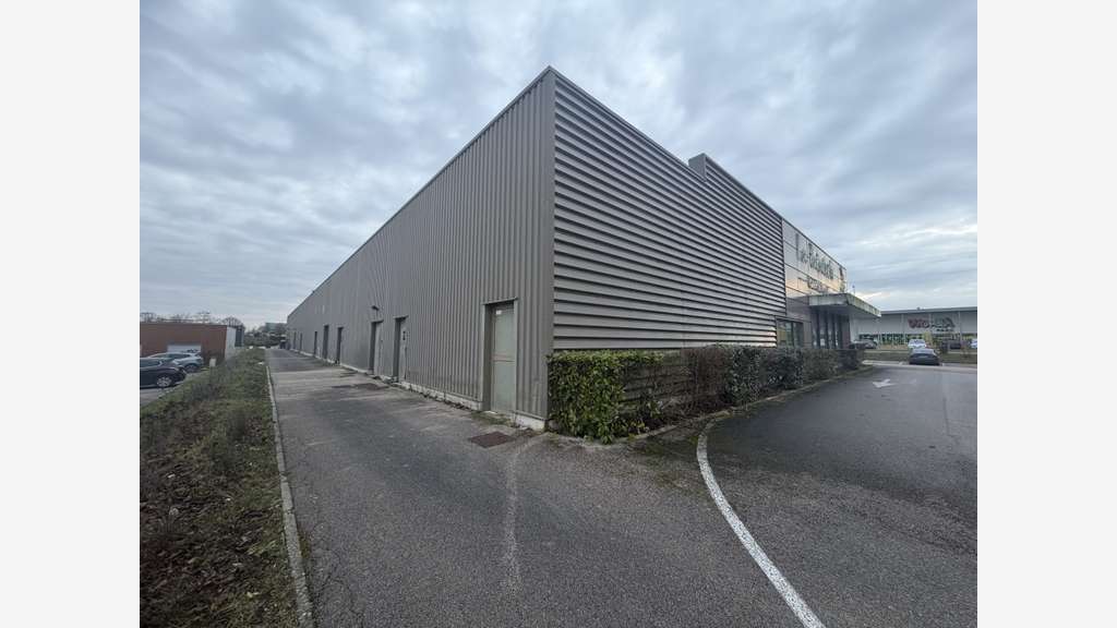 Vente bâtiments commerciaux divisible + parkings