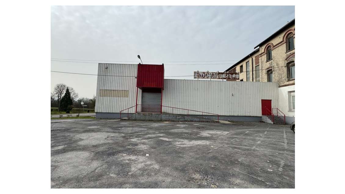 Vente local 335m² avec grand parking à Buire