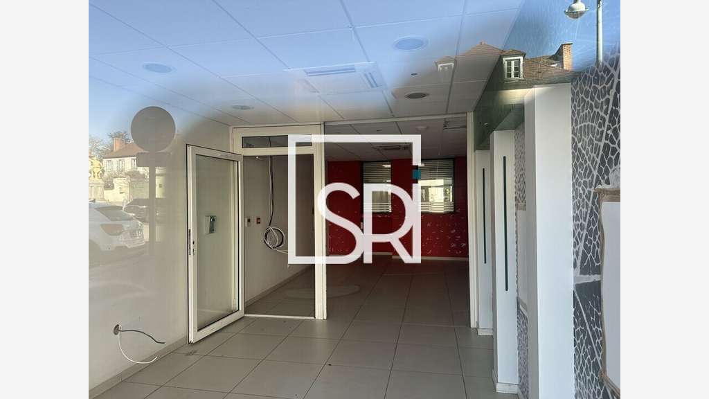 Local commercial 1583m²+ logement à vendre Randan