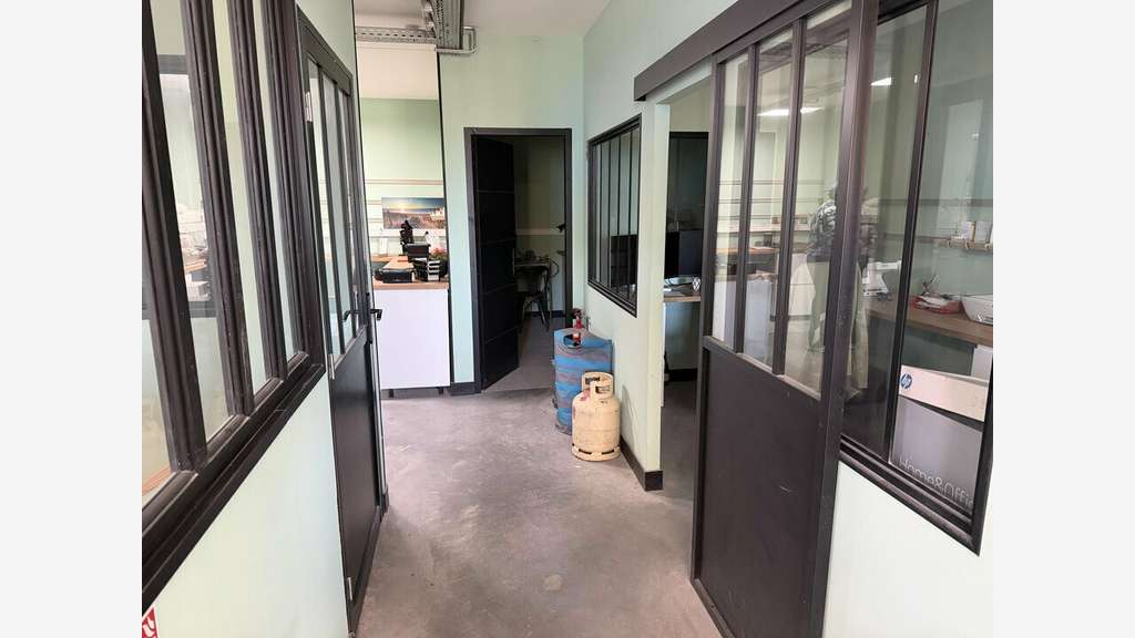 Murs local en superbe état 140m² à vendre Mérignac