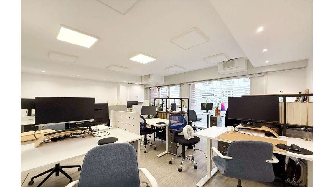Vente local commercial 65m² à Paris 7e