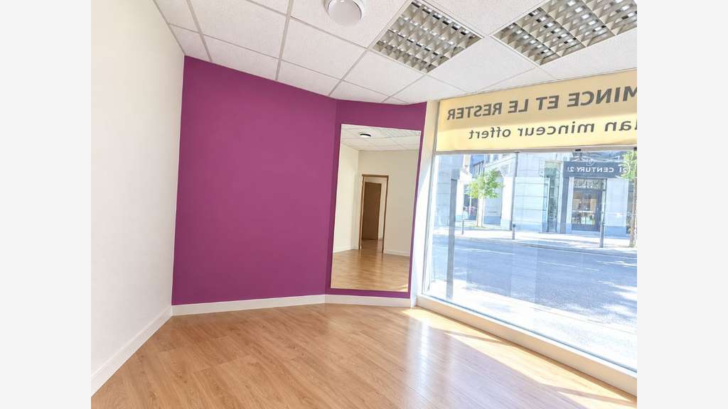 A vendre joli local commercial 115m² RDC à Valence