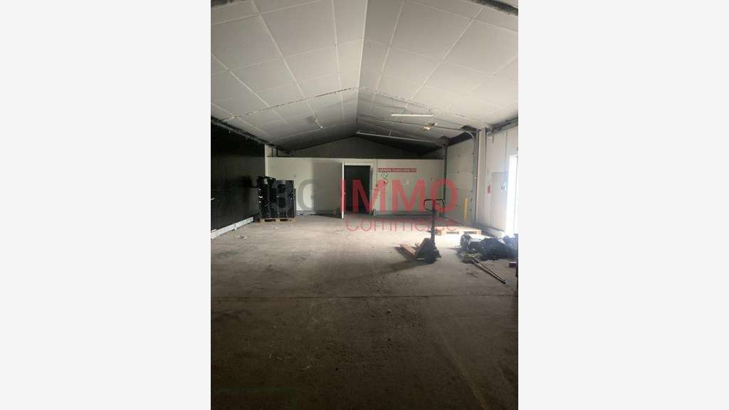 Vente local commercial 1052m² à St-Jean-d'Angély