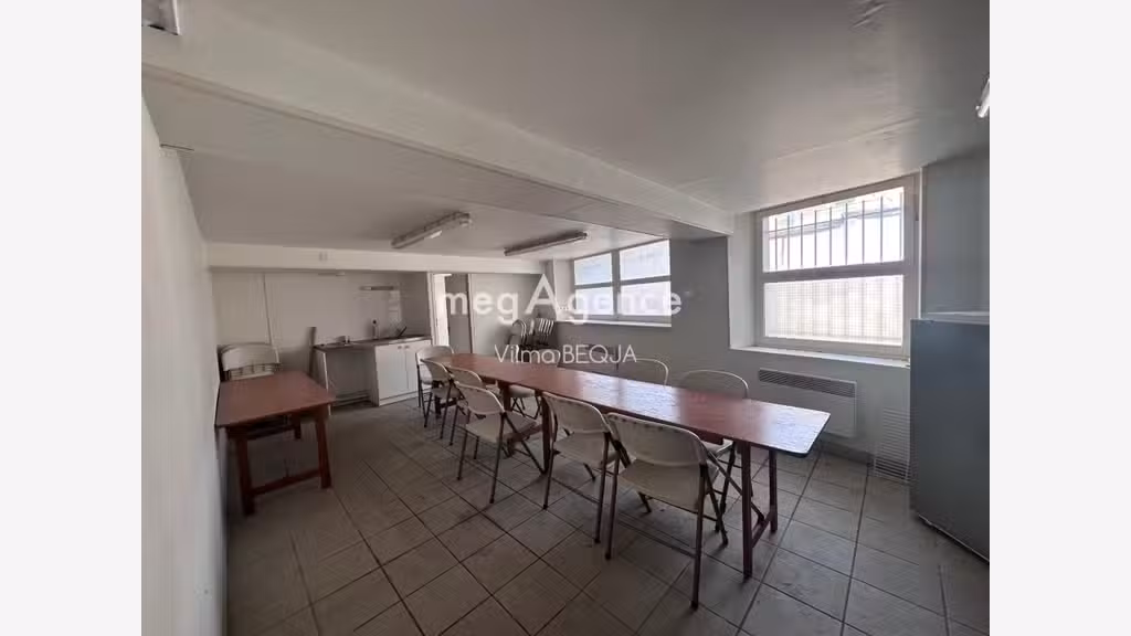 Vente local commercial 796m² à Sens