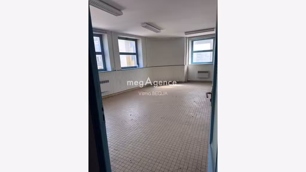 Vente local commercial 796m² à Sens