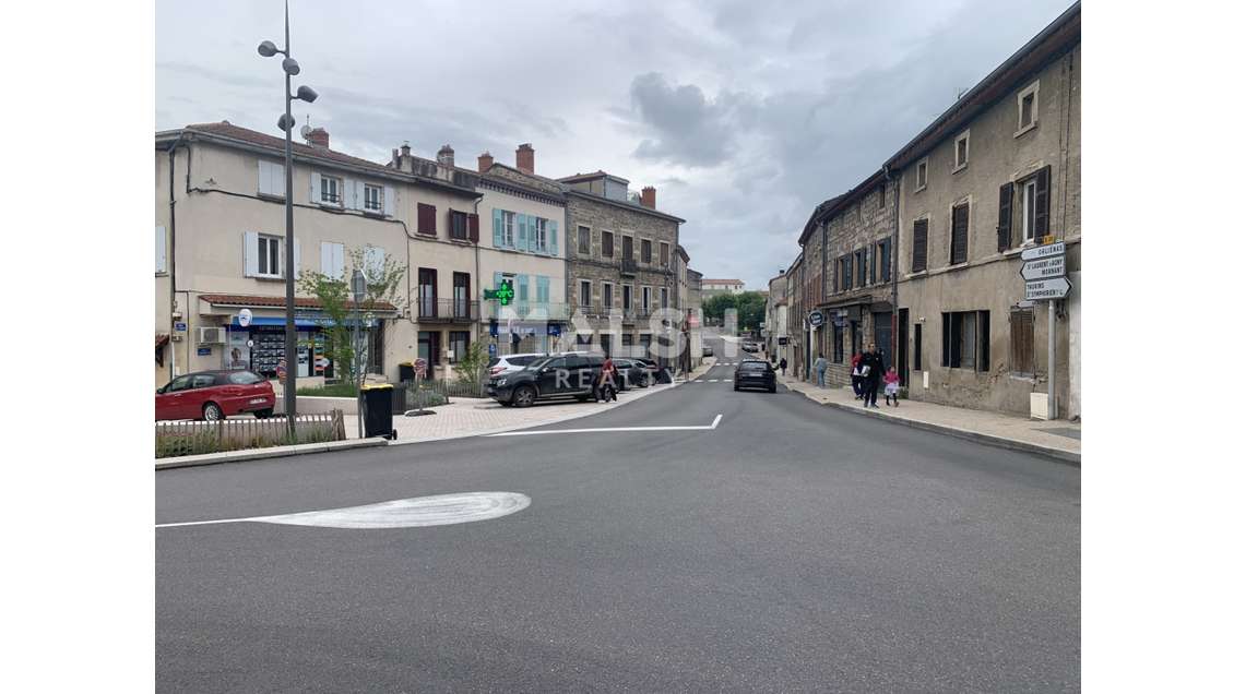 Vente local commercial 97m² à Soucieu-en-Jarrest
