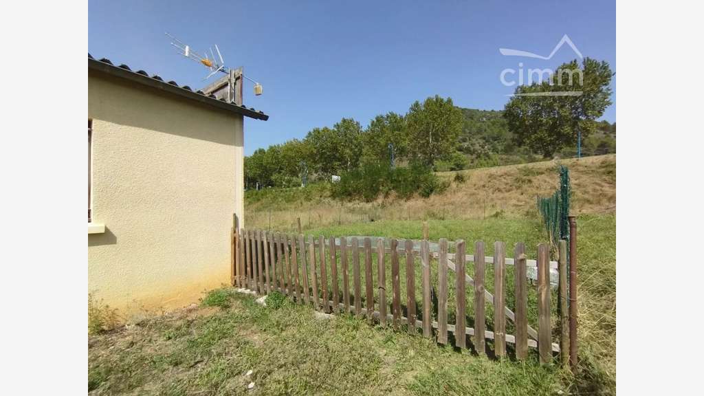 Vente local entrepôt 100m² terrain 582m² à Quillan