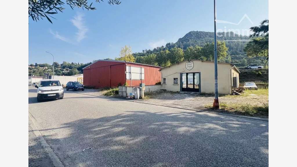 Vente local entrepôt 100m² terrain 582m² à Quillan