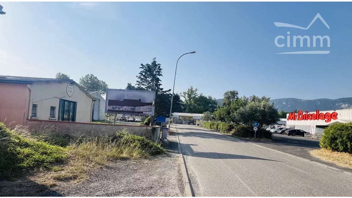Vente local entrepôt 100m² terrain 582m² à Quillan