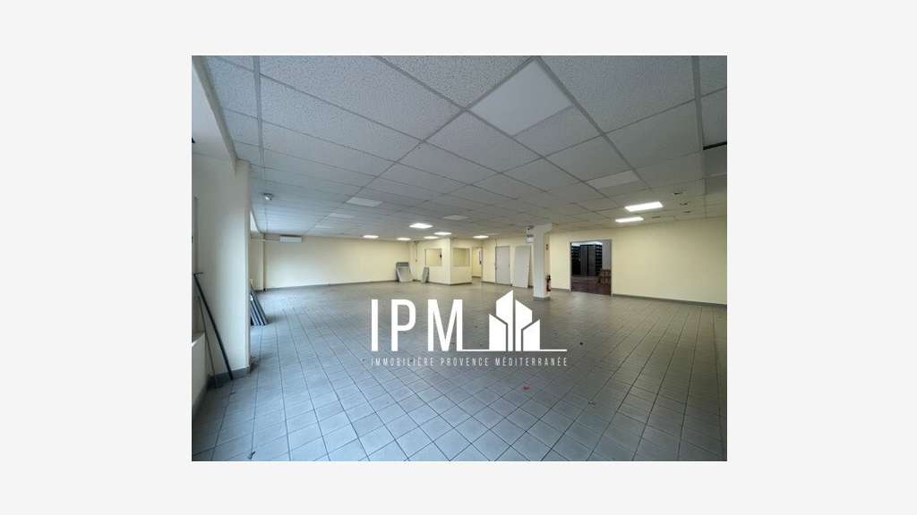 Vente local commercial/activités 402 m² 13012