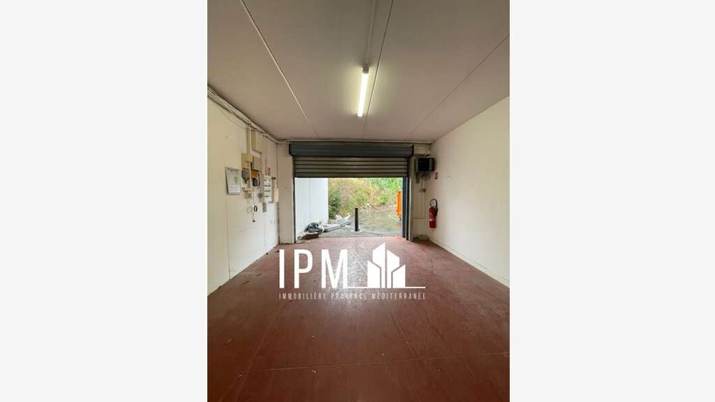 Vente local commercial/activités 402 m² 13012