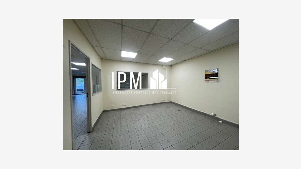 Vente local commercial/activités 402 m² 13012