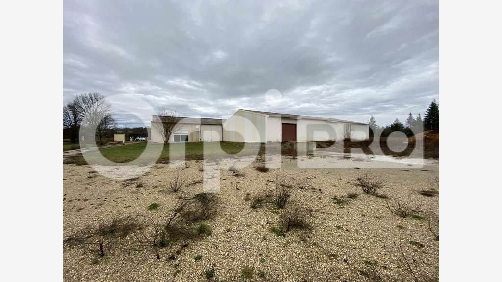 Bâtiment d'activité 1100m² à vendre à Caylus