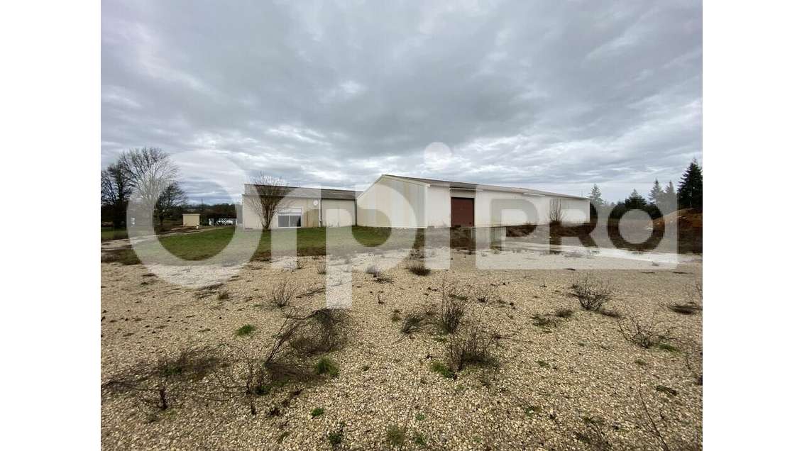 Bâtiment d'activité 1100m² à vendre à Caylus 