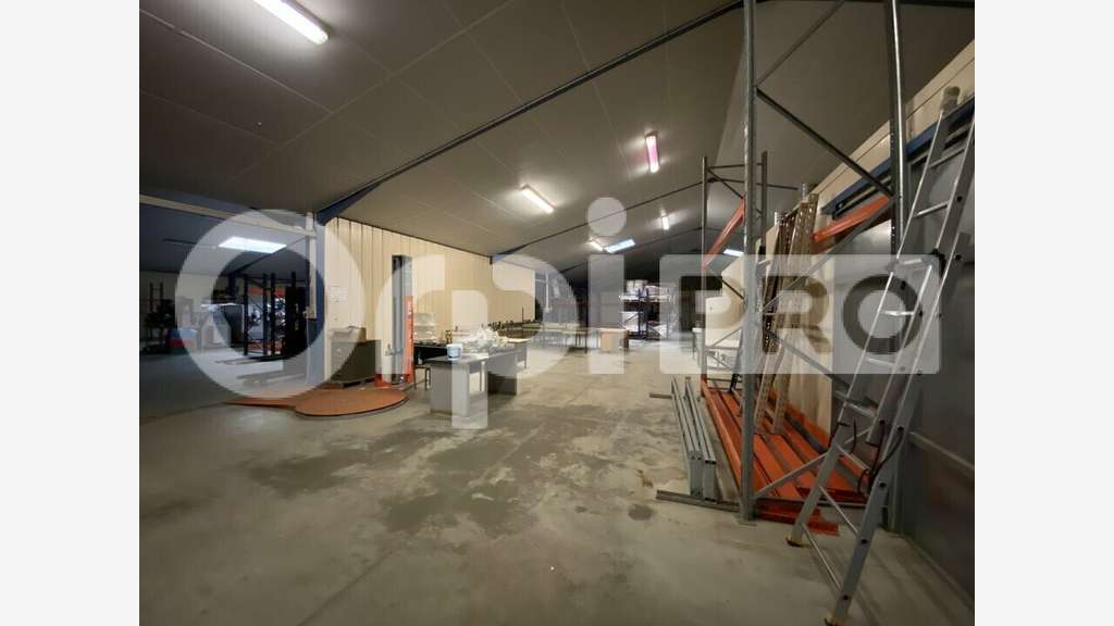 Bâtiment d'activité 1100m² à vendre à Caylus