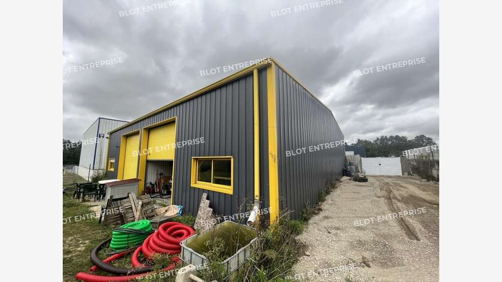 A vendre locaux d'activités 160m² à Puceul