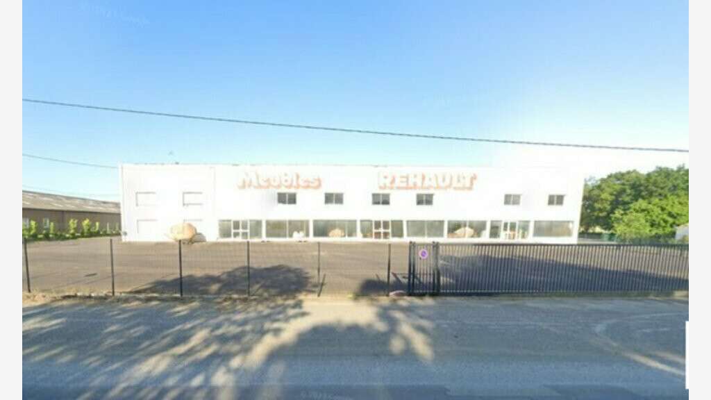 Local 2000m² sur 6671m² à vendre à Saint-Domineuc