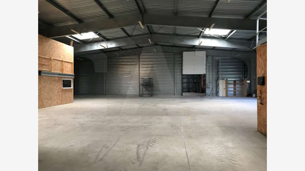 Opportunité bâtiment 1520m² à St-Étienne-en-Coglès