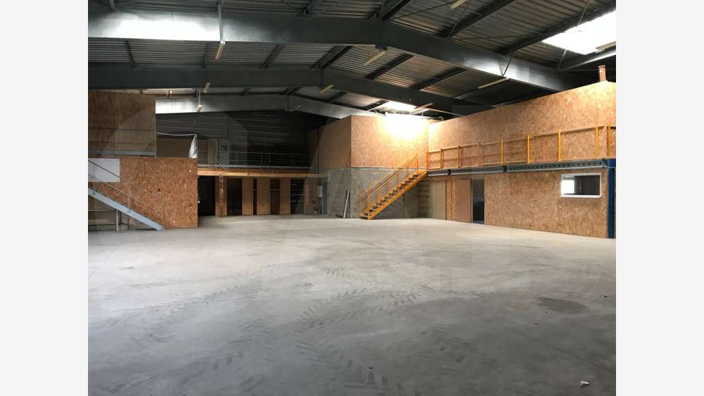 Opportunité bâtiment 1520m² à St-Étienne-en-Coglès