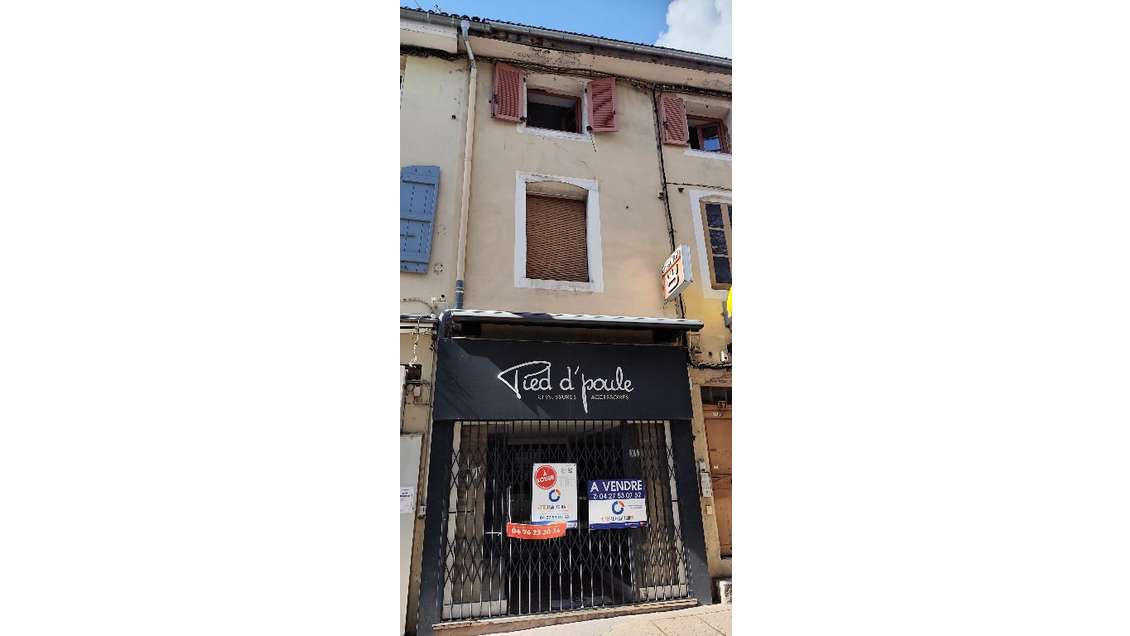 AV ensemble local et appartement à Bourg centre