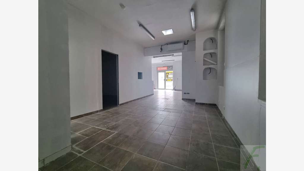 A vendre murs local commercial 90m² à Chambéry