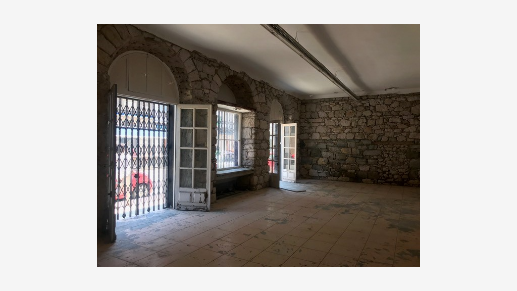 AV murs commerciaux libres 170m² à Nice Port