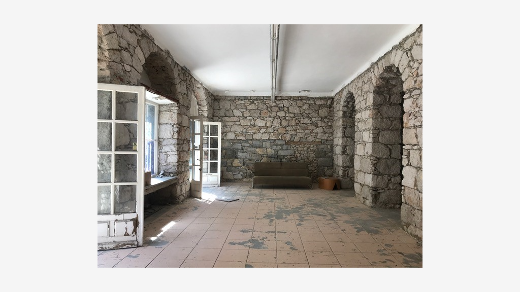 AV murs commerciaux libres 170m² à Nice Port