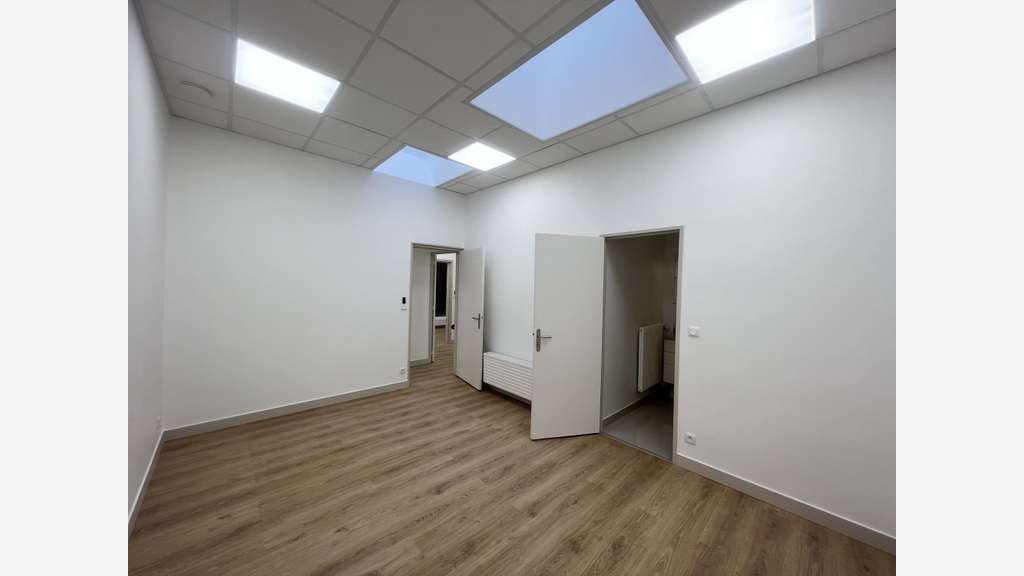 A vendre murs libres bureaux de 90m² à Paris 75015