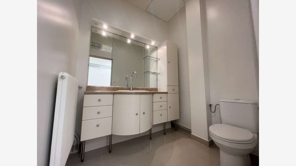 A vendre murs libres bureaux de 90m² à Paris 75015