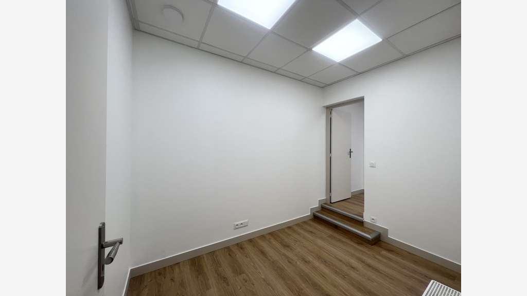 A vendre murs libres bureaux de 90m² à Paris 75015