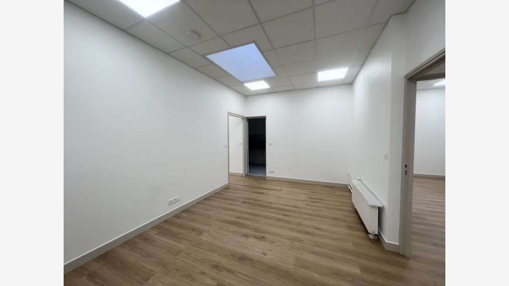 A vendre murs libres bureaux de 90m² à Paris 75015