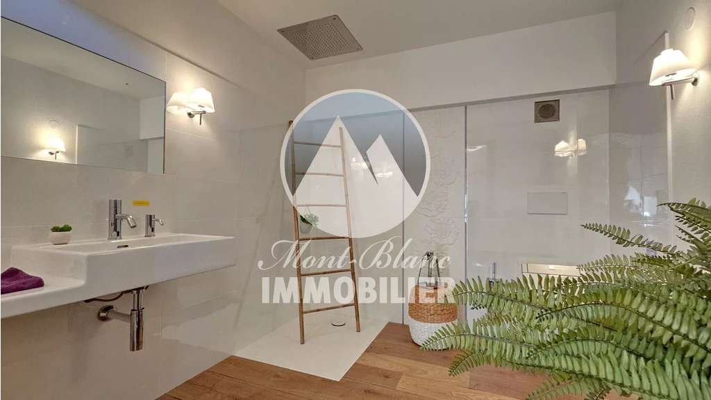AV superbe local commercial 74m² à Sallanches