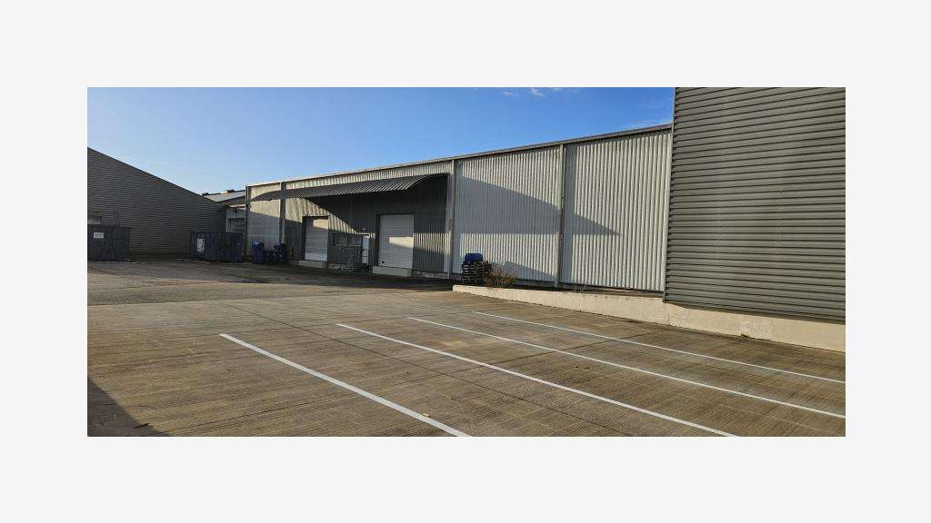 À vendre locaux industriels 5097m² à Entraigues