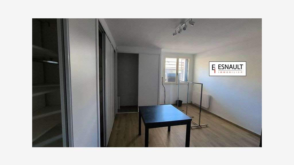 Murs commerciaux libres 51m² à vendre à Sète