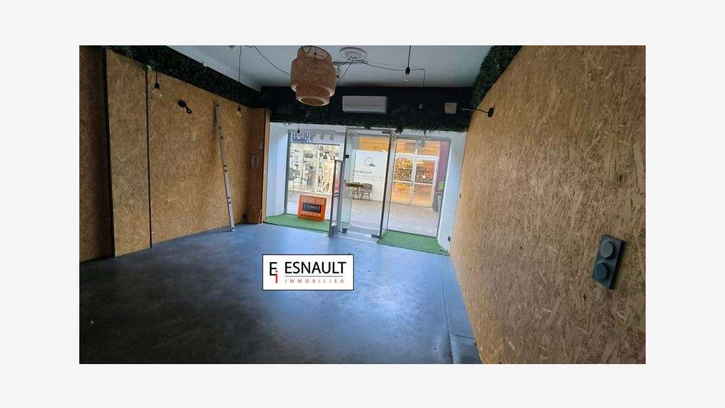 Murs commerciaux libres 51m² à vendre à Sète