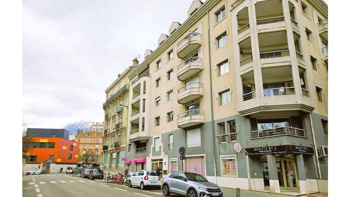 AV murs commerciaux 103m² empl premium à Grenoble
