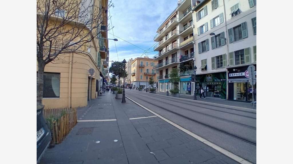 Murs commerciaux libres 273m² à vendre à Nice