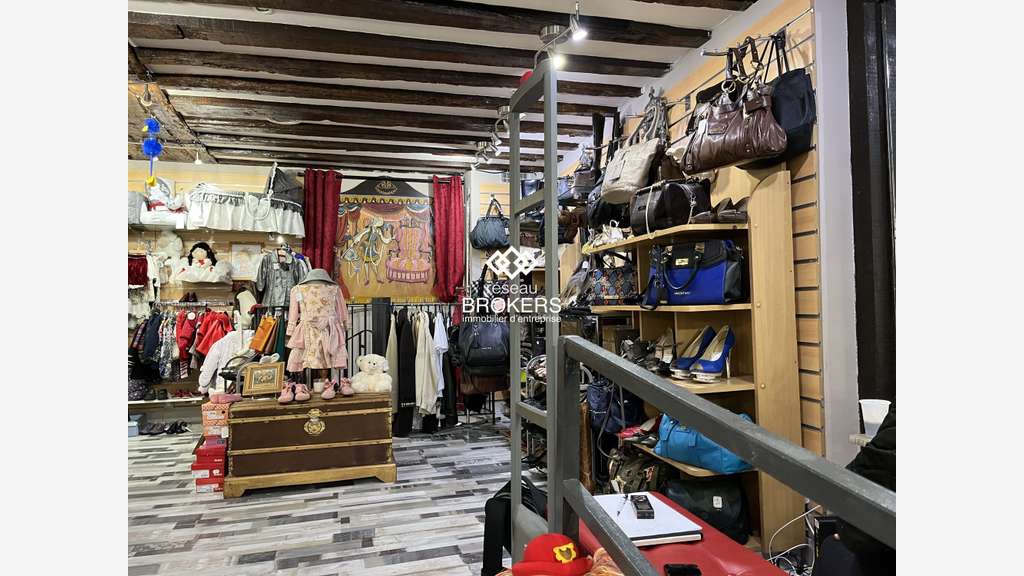 Vente local commercial de 102m² à Melun St Aspais