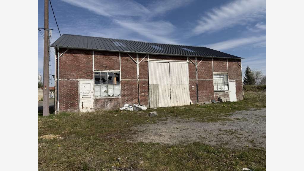Vente hangar 200m² à Beaulieu-les-Fontaines