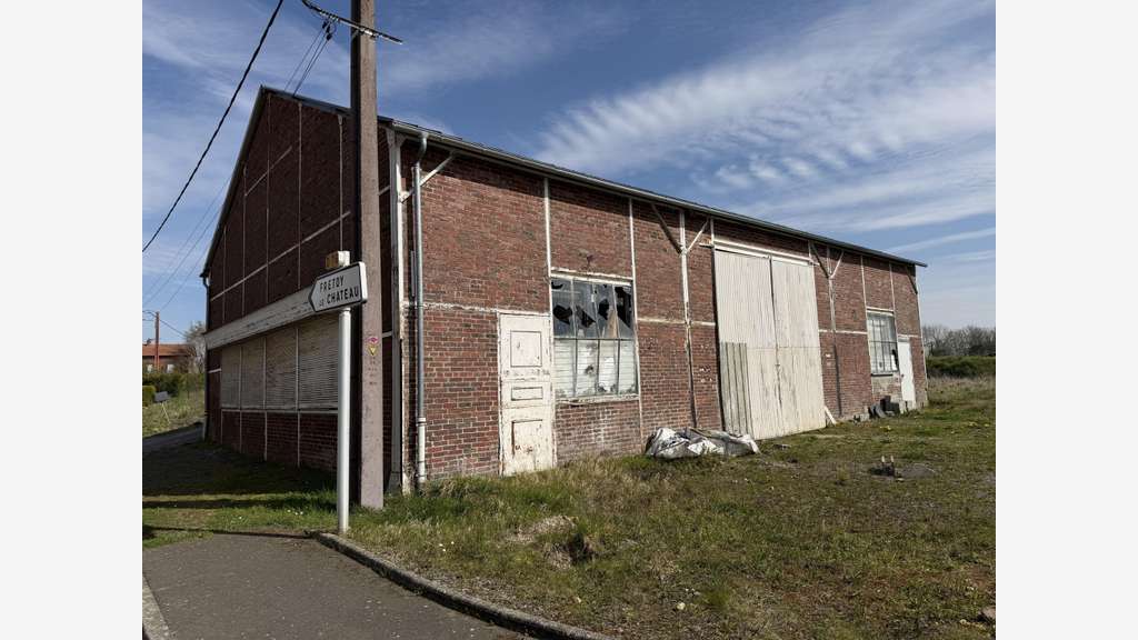 Vente hangar 200m² à Beaulieu-les-Fontaines